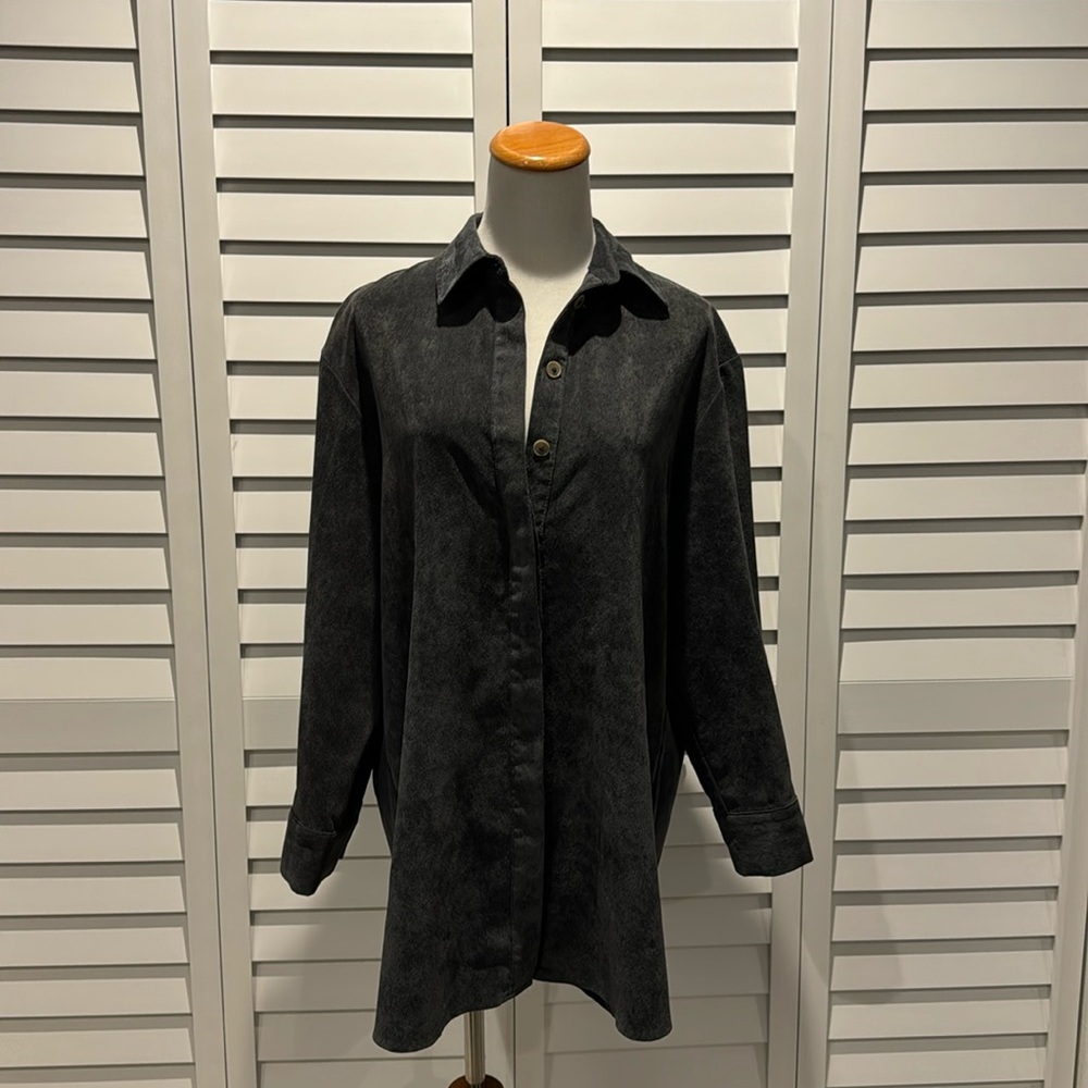 Zara NWOT Shirt that can be use as a Jacket(Shacket) in a corduroy fabric.